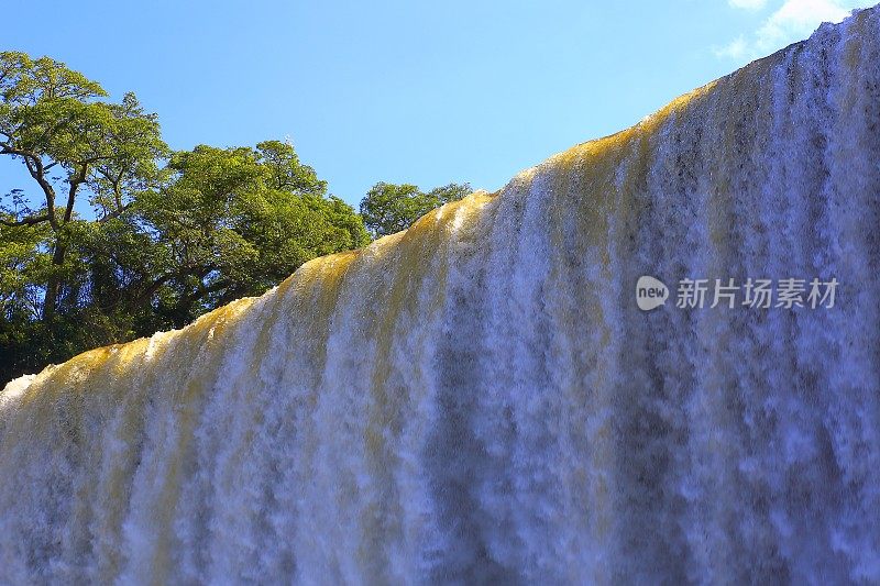 令人印象深刻的伊瓜苏瀑布景观从阿根廷的一边，在自然景观中戏剧性的美丽-田园般的魔鬼的喉咙-巴西的Foz do Iguacu，巴拉那，伊瓜苏港，米塞内斯和巴拉圭的国际边界-南美